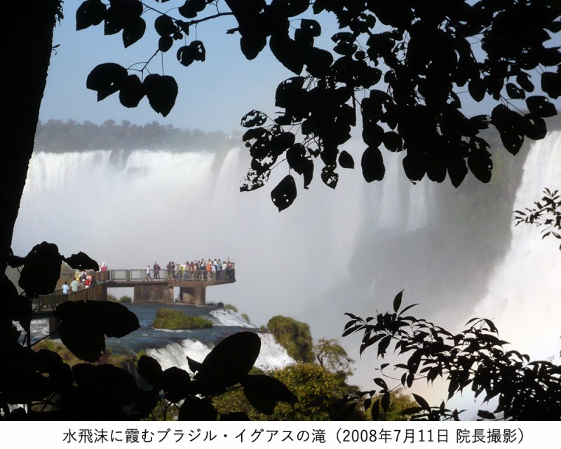 図01　水飛沫い霞むブラジル・イグアスの滝（2008年7月11日 院長撮影）