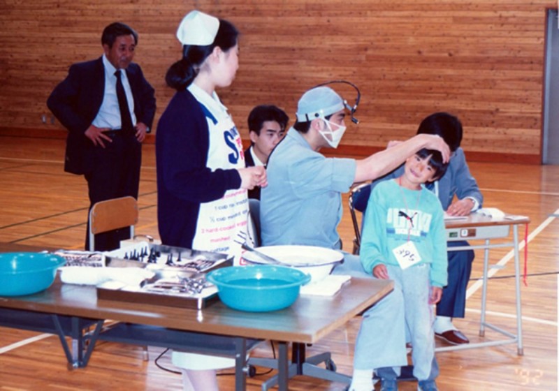 図01　2009年07月　No.174　北海道白老町学校健診の光景（1990年6月？）