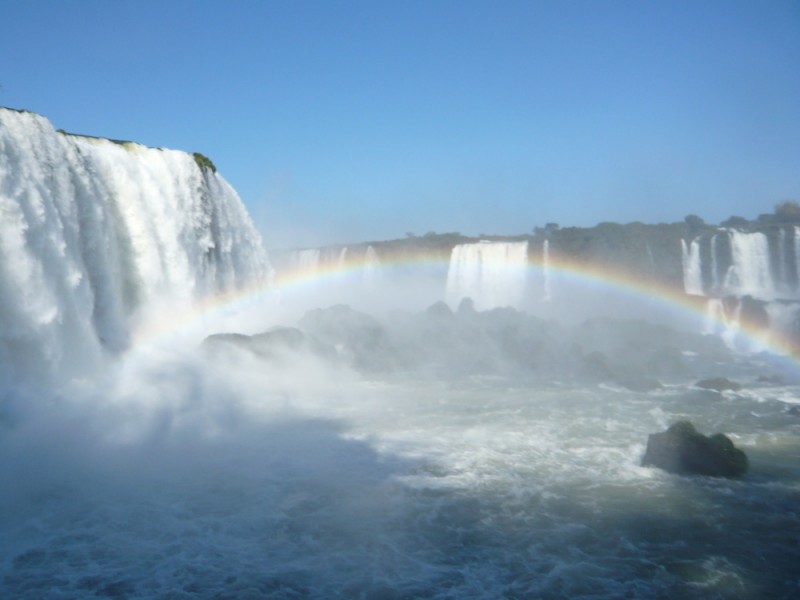2015年07月　No.245　ブラジル・虹に輝くイグアスの滝（2008年7月11日 院長撮影）