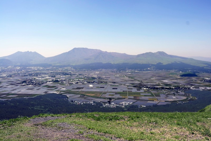 2014年07月　No.233　阿蘇の外輪山から臨む大カルデラと阿蘇五岳（2014年5月16日 院長撮影）