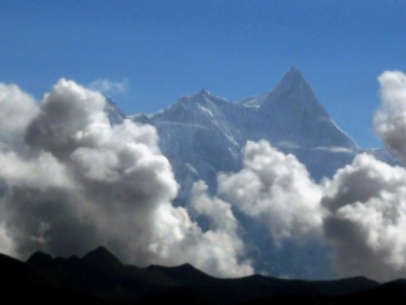 2011年4-5月　No.195　林芝から望む世界第15位の高峰ナムチャ・バルワ（7782m）ヒマラヤ（2010年9月23日）