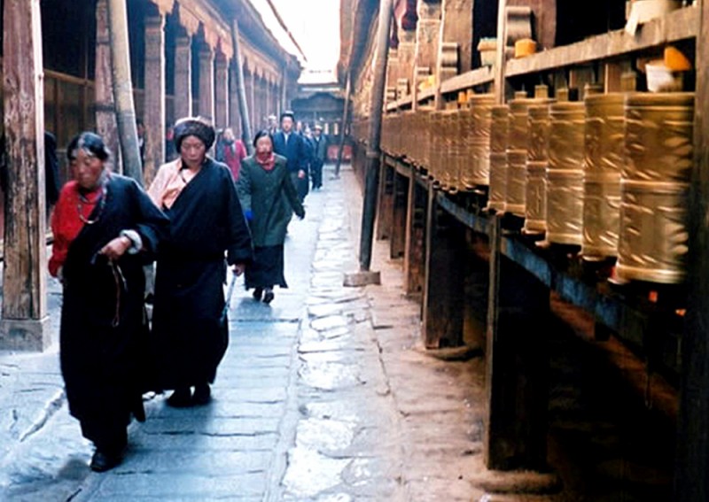 2010年02月　No.181　マニ車を回しながら回廊をコルラするチベット族の信者たち（ラサ市・大昭寺）（2007年9月23日 院長撮影）