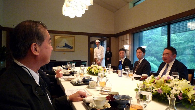 2013年 日本大使館にて会食